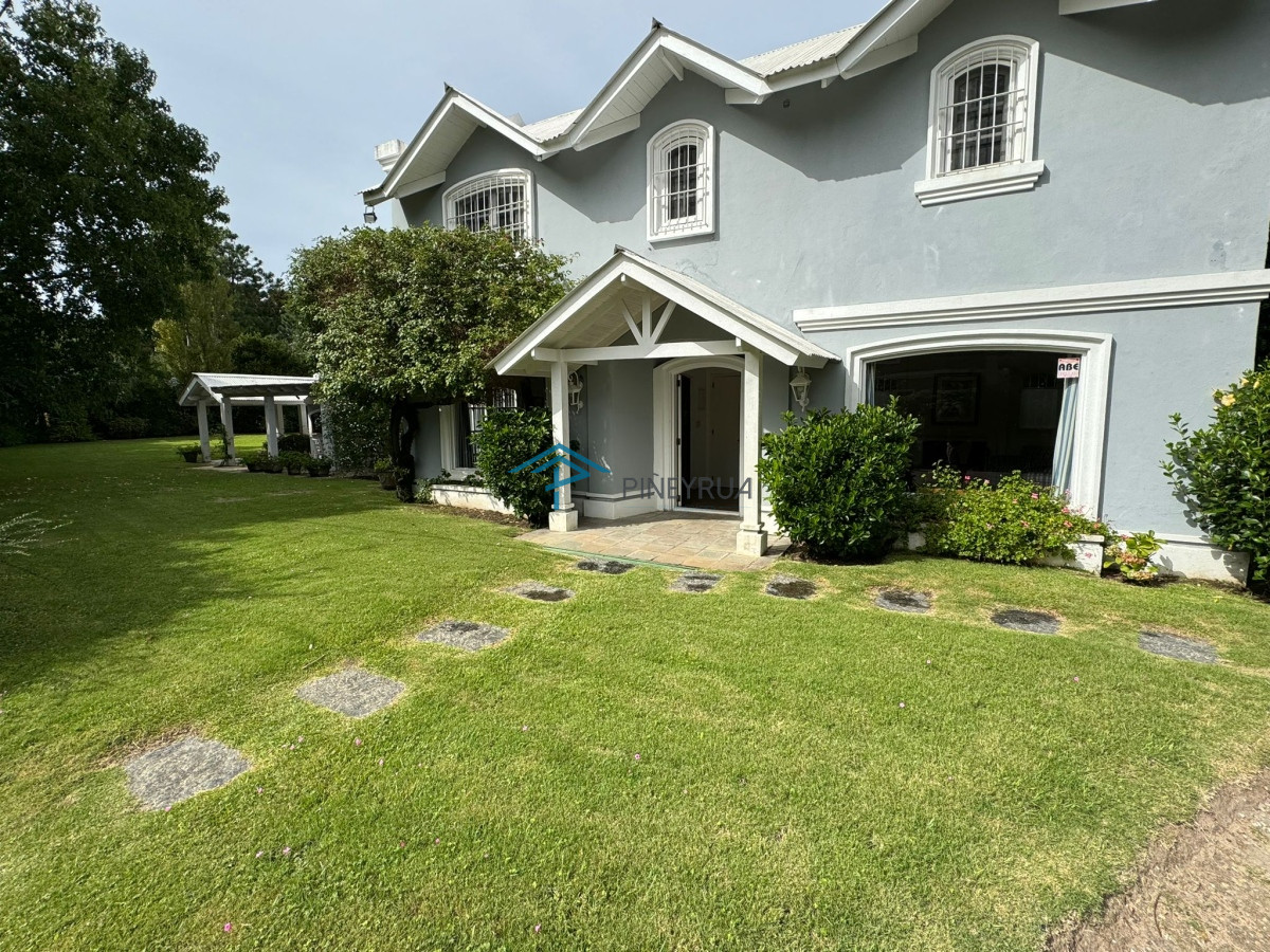 Casa en venta en La Barra 4 dormitorios mas dependencia de servicio