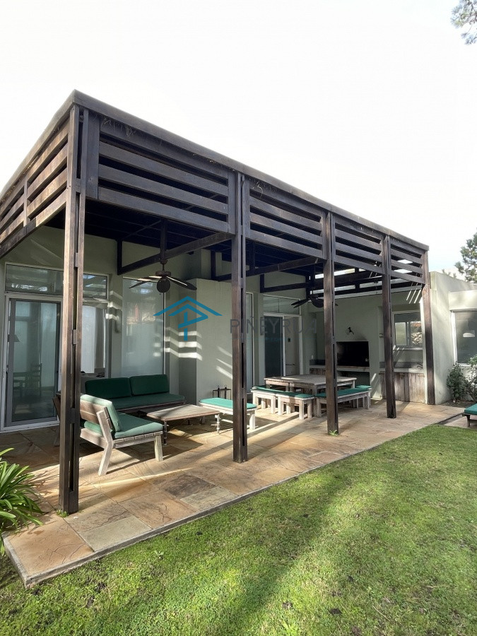 Casa ID.127 - CASA EN VENTA EN EL CLUB LAGUNA BLANCA 3 DORMITORIOS Y SERVICIO