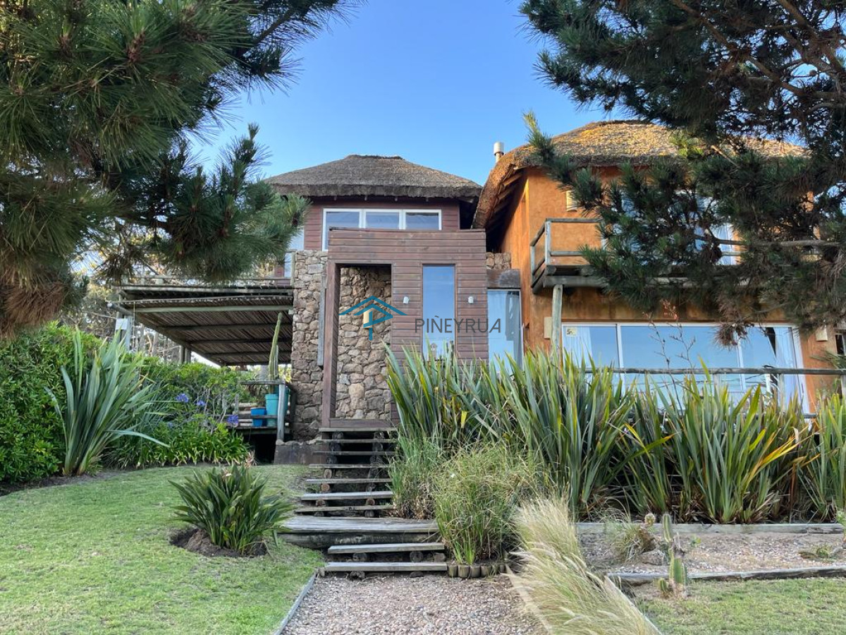 Casa ID.72 - DESTACADA PROPIEDAD EN VENTA EN MONTOYA 4 DORMITORIOS