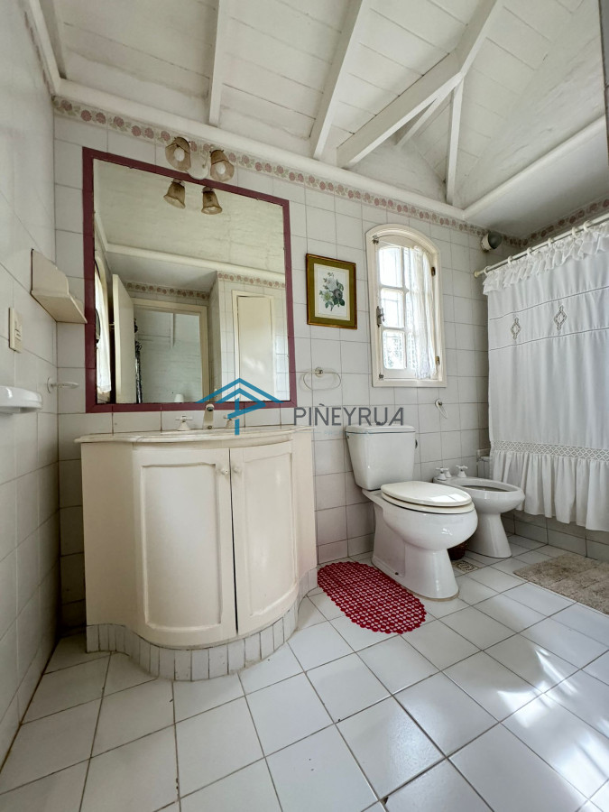 Casa en venta en La Barra 4 dormitorios mas dependencia de servicio