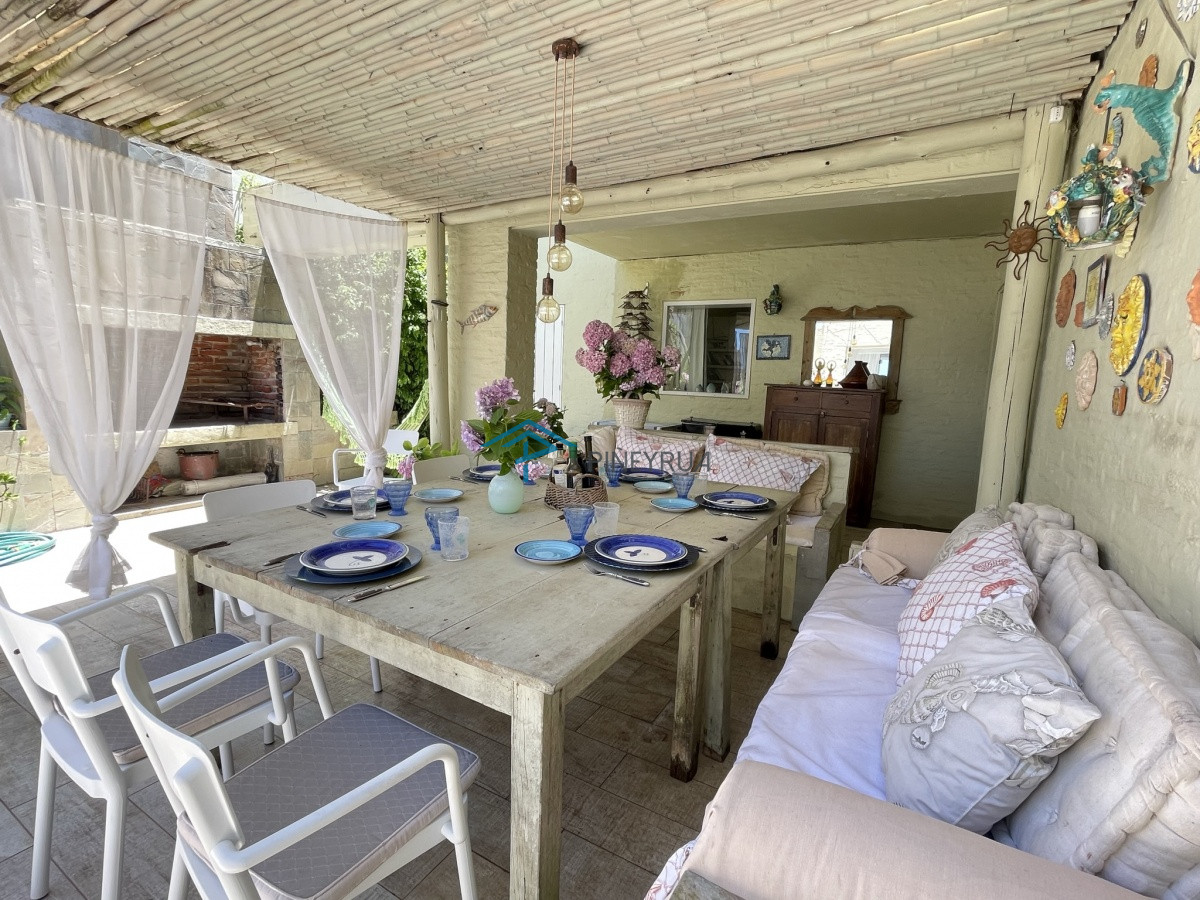 Casa ID.97 - PROPIEDAD EN VENTA CON EXCELENTE UBICACIÓN FRENTE A LA PLAYA EN LA BARRA