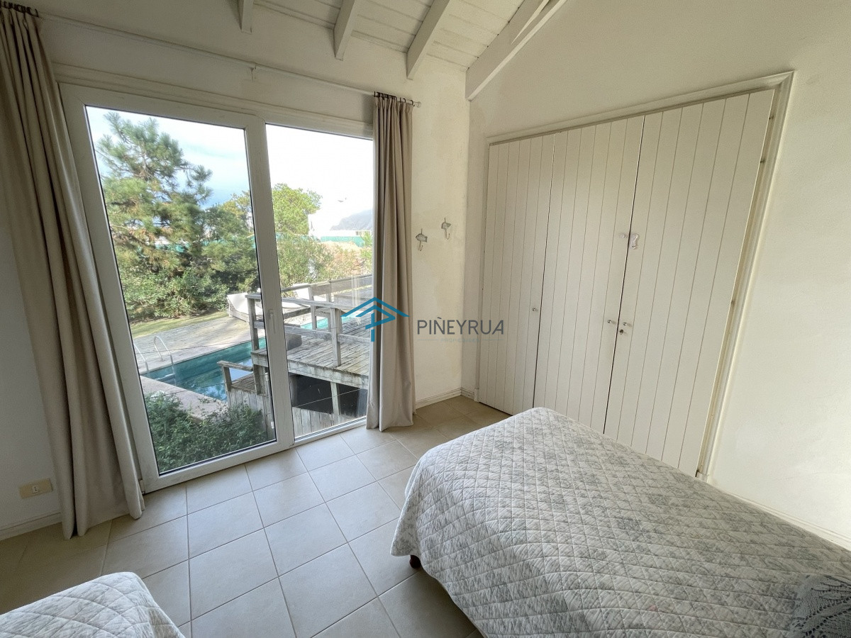 Casa ID.130 - MODERNA PROPIEDAD EN VENTA EN EL CLUB LAGUNA BLANCA 5 DORMITORIOS