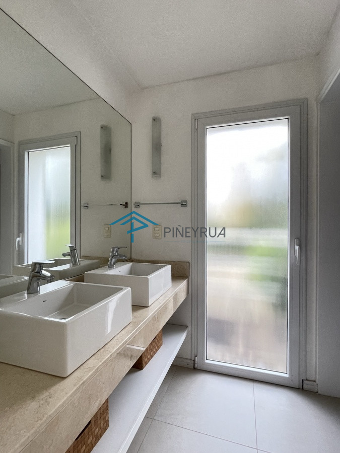 Casa ID.129 - EXCELENTE PROPIEDAD EN VENTA EN LAGUNA BLANCA 5 DORMITORIOS