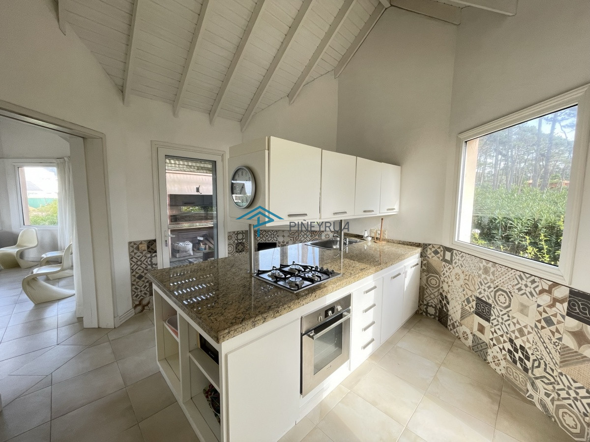 Casa ID.130 - MODERNA PROPIEDAD EN VENTA EN EL CLUB LAGUNA BLANCA 5 DORMITORIOS