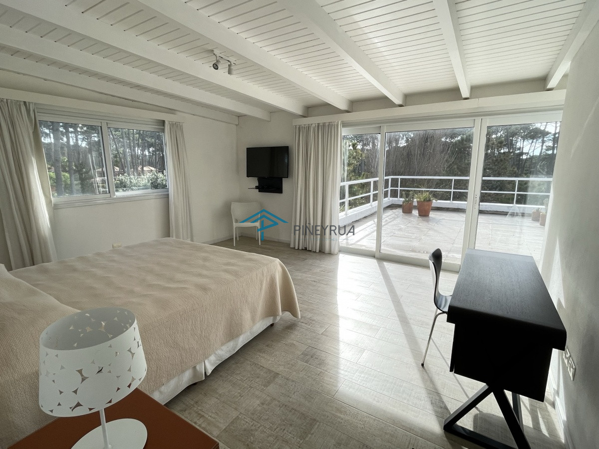 Casa ID.129 - EXCELENTE PROPIEDAD EN VENTA EN LAGUNA BLANCA 5 DORMITORIOS