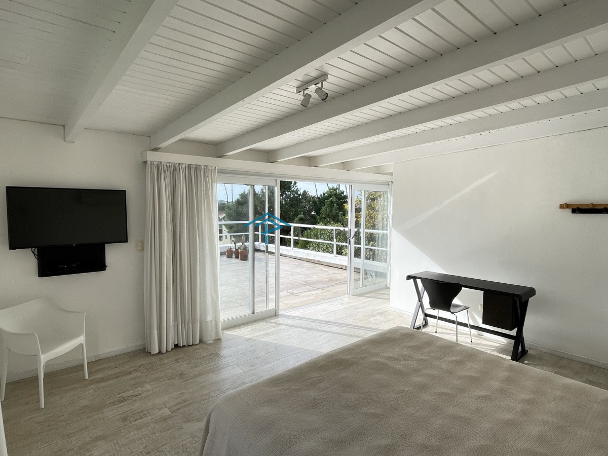 Casa ID.129 - EXCELENTE PROPIEDAD EN VENTA EN LAGUNA BLANCA 5 DORMITORIOS