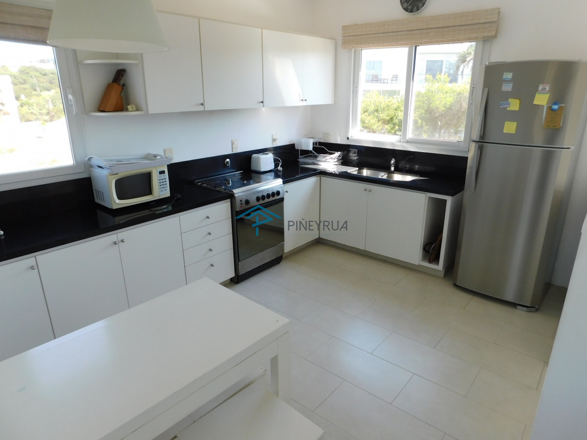 Casa ID.248 - CASA EN ALQUILER TEMPORARIO EN PUNTA PIEDRAS 5 DORMITORIOS