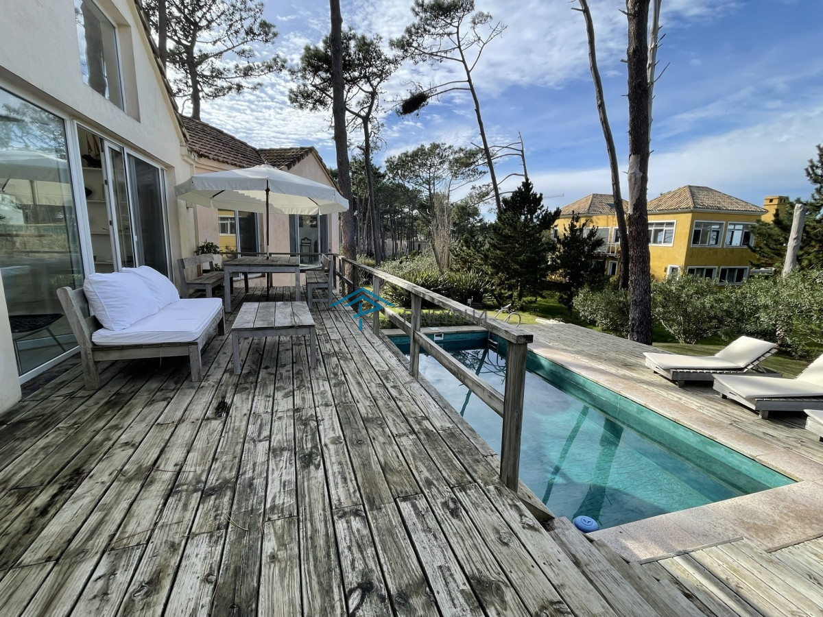 Casa ID.130 - MODERNA PROPIEDAD EN VENTA EN EL CLUB LAGUNA BLANCA 5 DORMITORIOS
