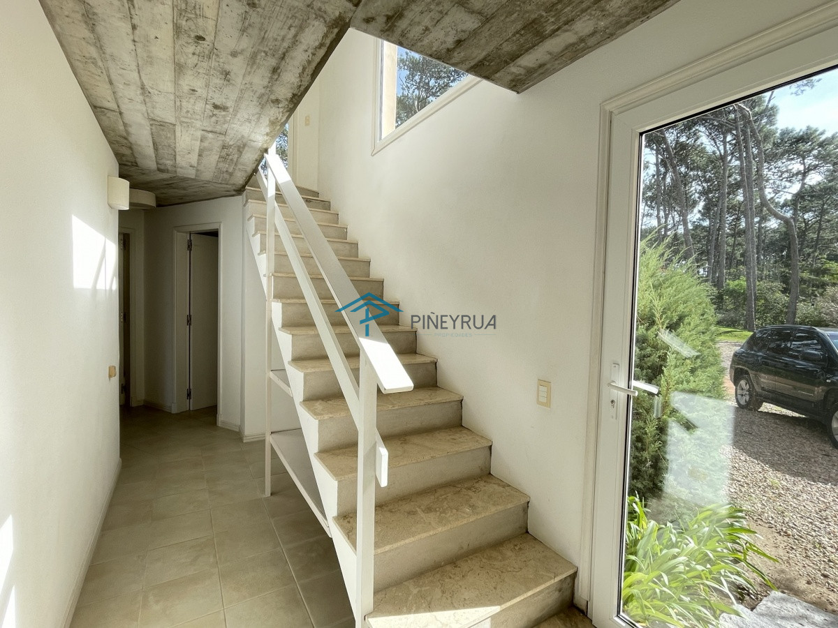 Casa ID.130 - MODERNA PROPIEDAD EN VENTA EN EL CLUB LAGUNA BLANCA 5 DORMITORIOS