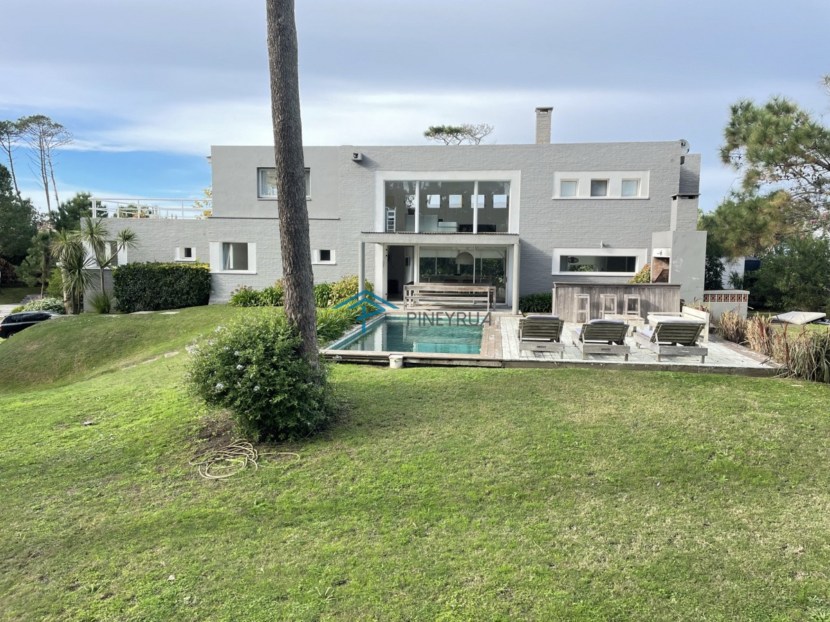 Casa ID.129 - EXCELENTE PROPIEDAD EN VENTA EN LAGUNA BLANCA 5 DORMITORIOS