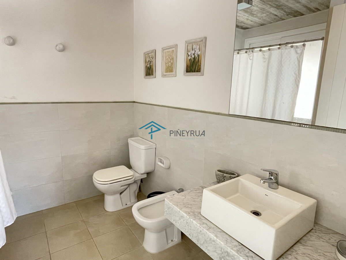 Casa ID.130 - MODERNA PROPIEDAD EN VENTA EN EL CLUB LAGUNA BLANCA 5 DORMITORIOS