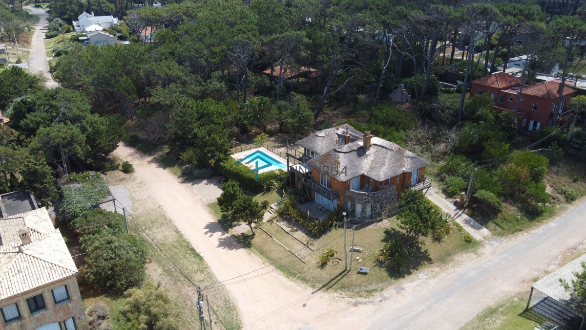Casa ID.72 - DESTACADA PROPIEDAD EN VENTA EN MONTOYA 4 DORMITORIOS