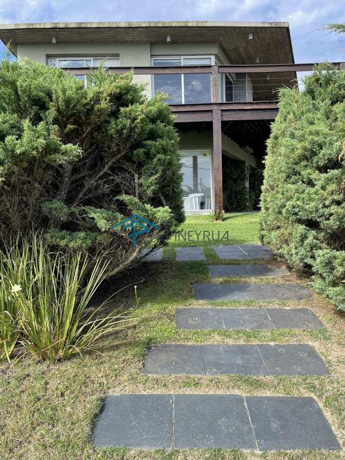 Casa ID.211 - EN VENTA COMODA CASA EN EL CHORRO CON PISCINA 5 DORMITORIOS
