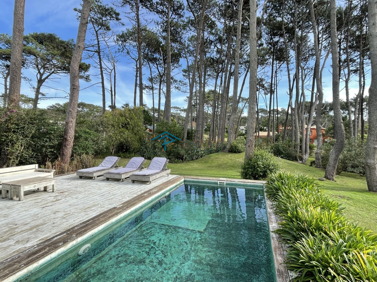 Casa ID.129 - EXCELENTE PROPIEDAD EN VENTA EN LAGUNA BLANCA 5 DORMITORIOS