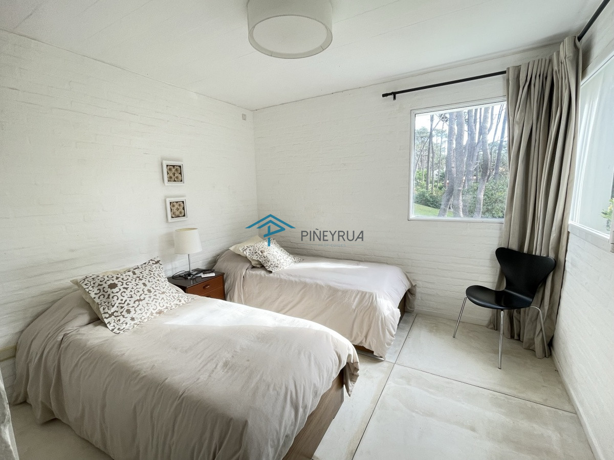 Casa ID.129 - EXCELENTE PROPIEDAD EN VENTA EN LAGUNA BLANCA 5 DORMITORIOS