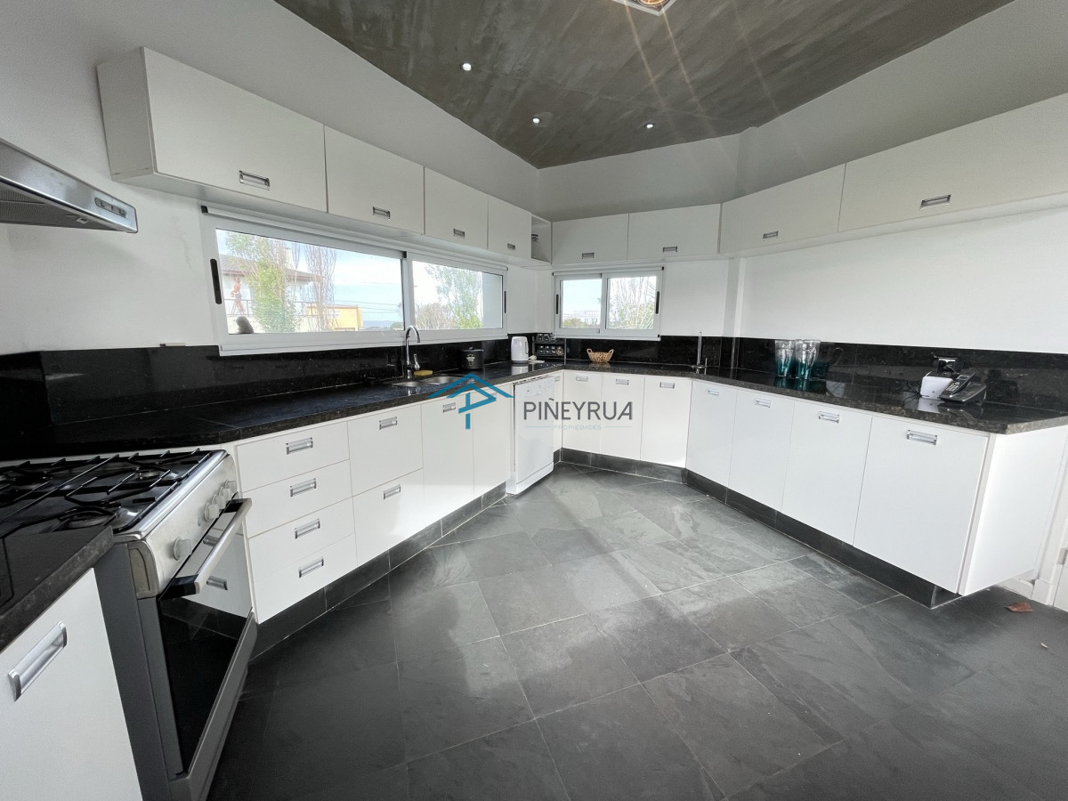 Casa ID.211 - EN VENTA COMODA CASA EN EL CHORRO CON PISCINA 5 DORMITORIOS
