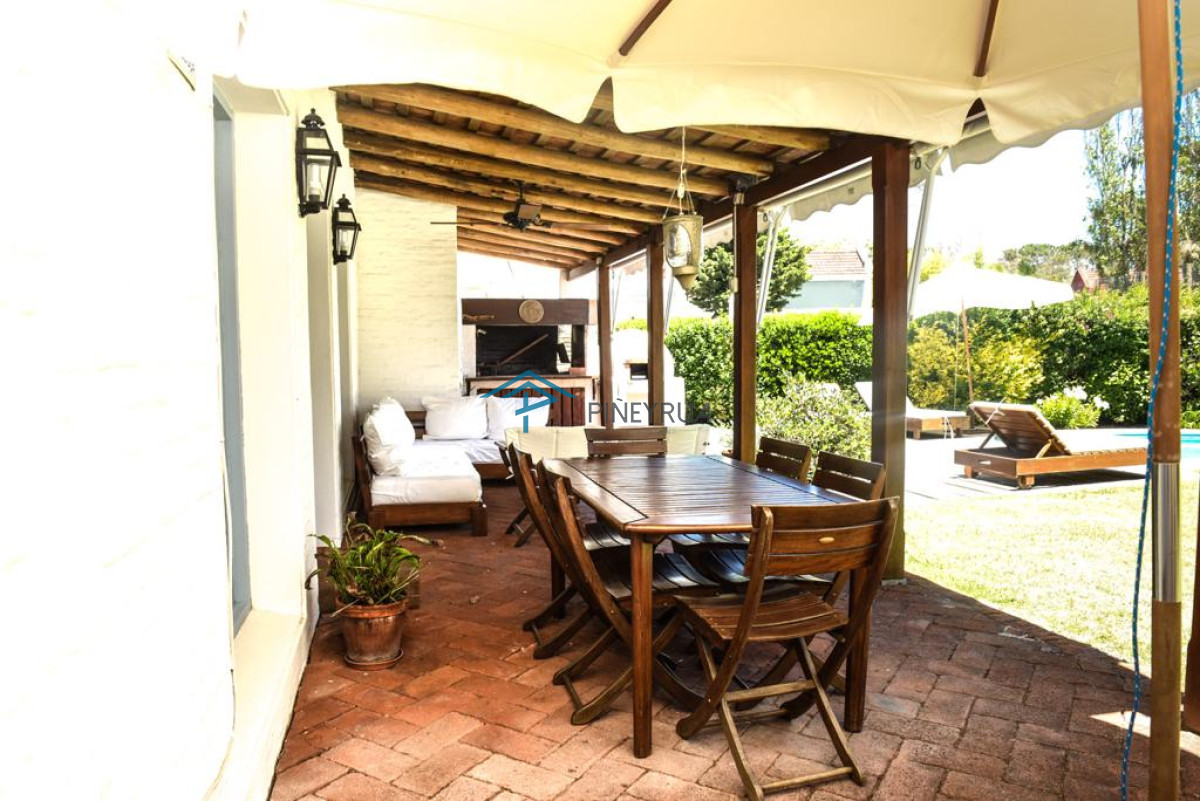 Casa ID.175 - EN VENTA CASA EN MONTOYA CON VISTA AL MAR Y PISCINA 4 DORMITORIOS