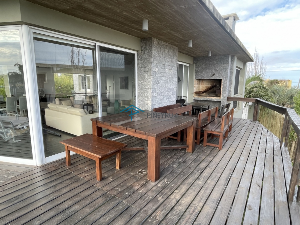 Casa ID.211 - EN VENTA COMODA CASA EN EL CHORRO CON PISCINA 5 DORMITORIOS
