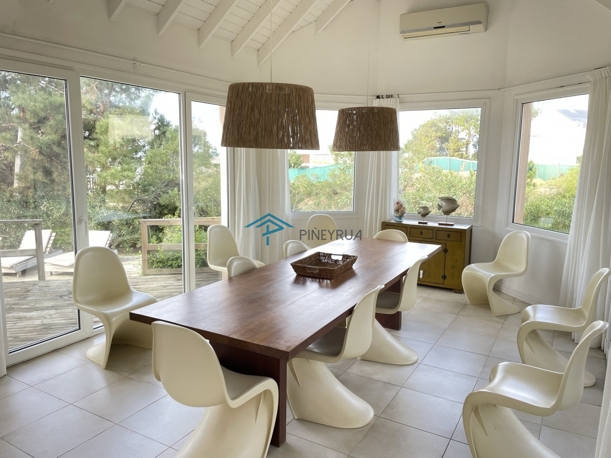 Casa ID.130 - MODERNA PROPIEDAD EN VENTA EN EL CLUB LAGUNA BLANCA 5 DORMITORIOS