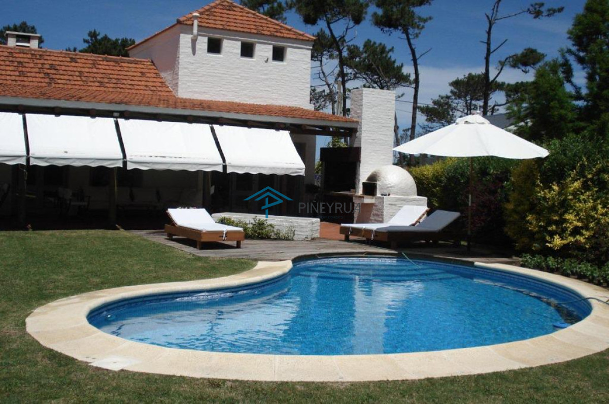 Casa ID.175 - EN VENTA CASA EN MONTOYA CON VISTA AL MAR Y PISCINA 4 DORMITORIOS
