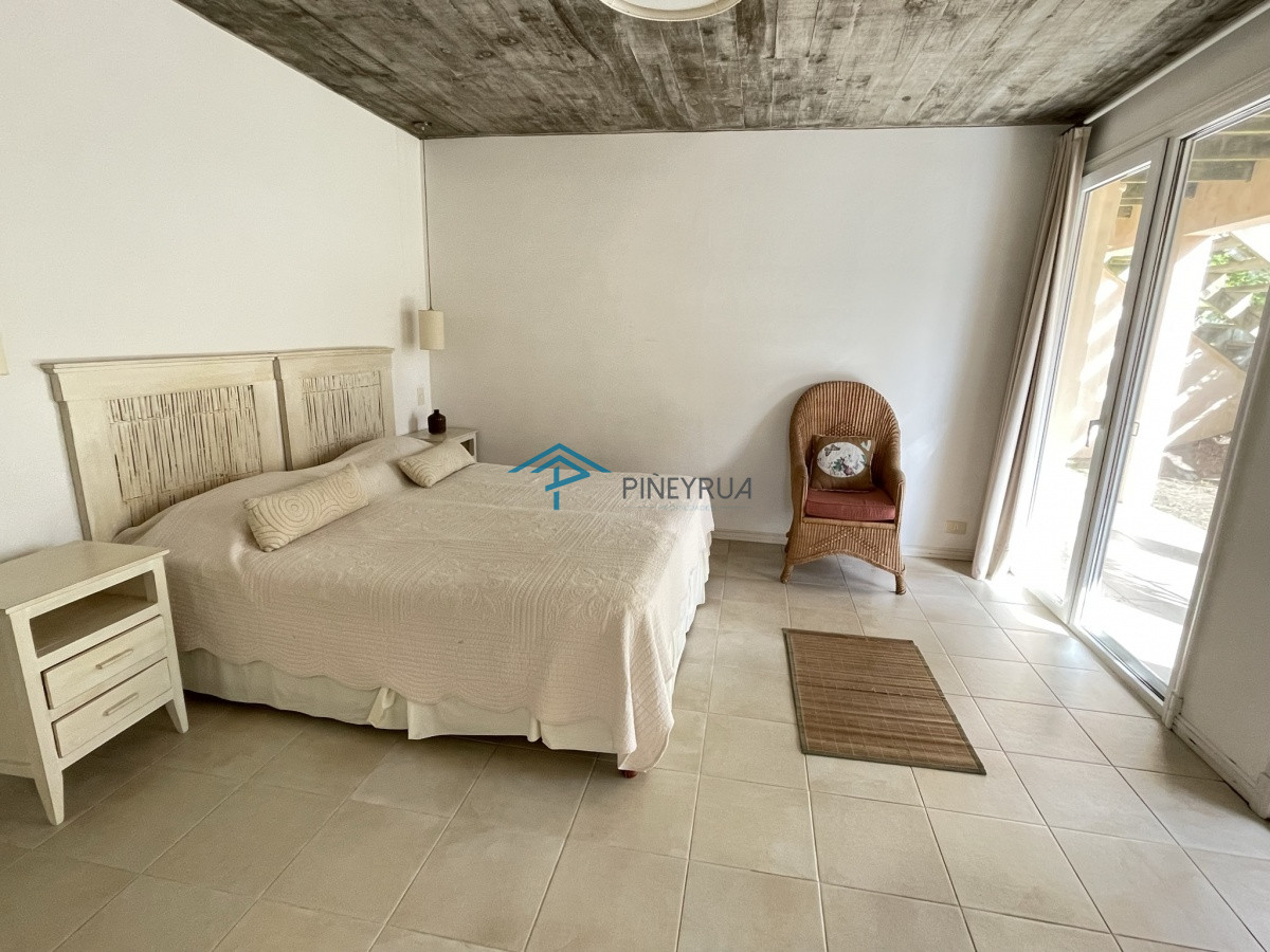 Casa ID.130 - MODERNA PROPIEDAD EN VENTA EN EL CLUB LAGUNA BLANCA 5 DORMITORIOS