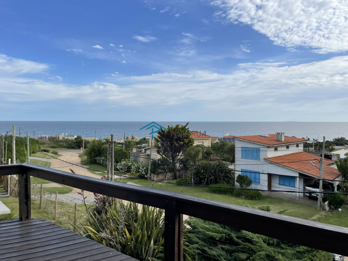 Casa ID.211 - EN VENTA COMODA CASA EN EL CHORRO CON PISCINA 5 DORMITORIOS