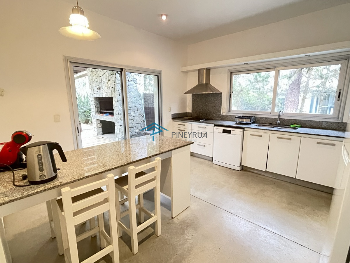 Casa ID.122 - EXCELENTE PROPIEDAD EN VENTA EN LAGUNA BLANCA 4 DORMITORIOS