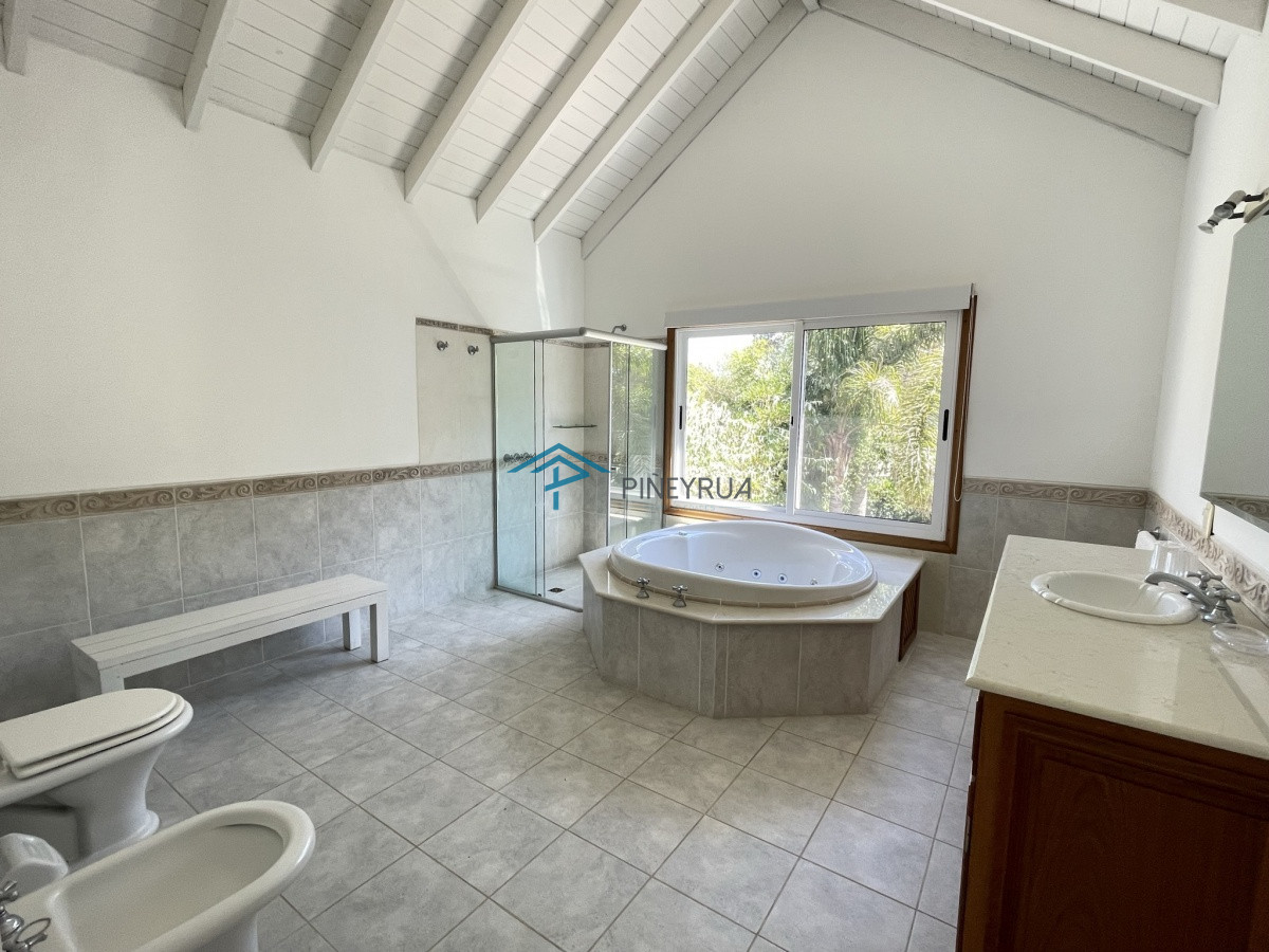 Casa ID.20 - ESPECTACULAR PROPIEDAD EN VENTA EN MONTOYA 5 DORMITORIOS