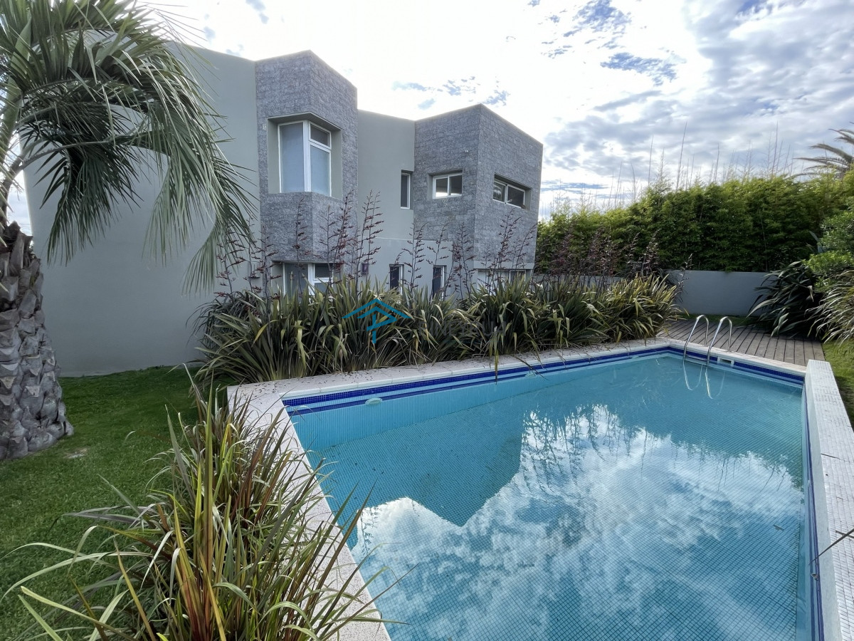 Casa ID.211 - EN VENTA COMODA CASA EN EL CHORRO CON PISCINA 5 DORMITORIOS