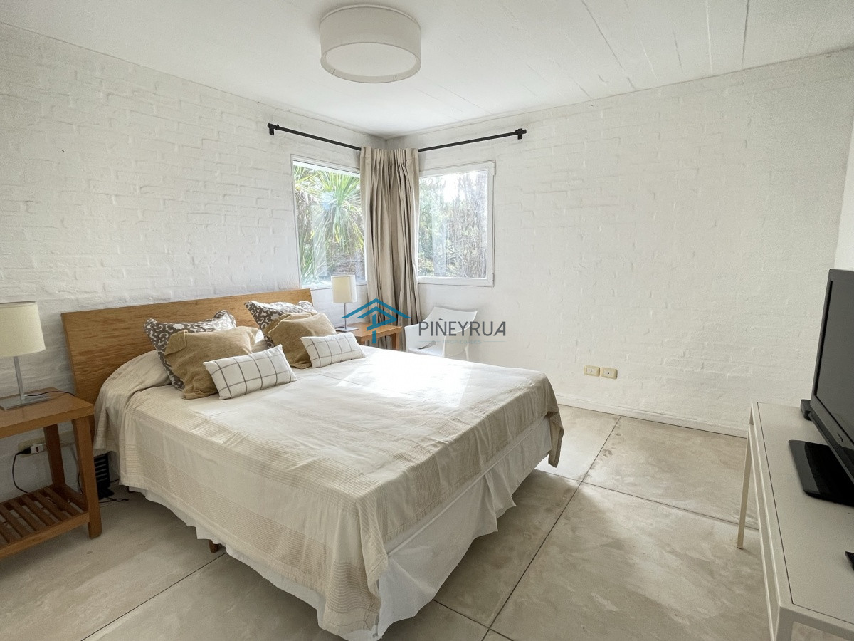 Casa ID.129 - EXCELENTE PROPIEDAD EN VENTA EN LAGUNA BLANCA 5 DORMITORIOS