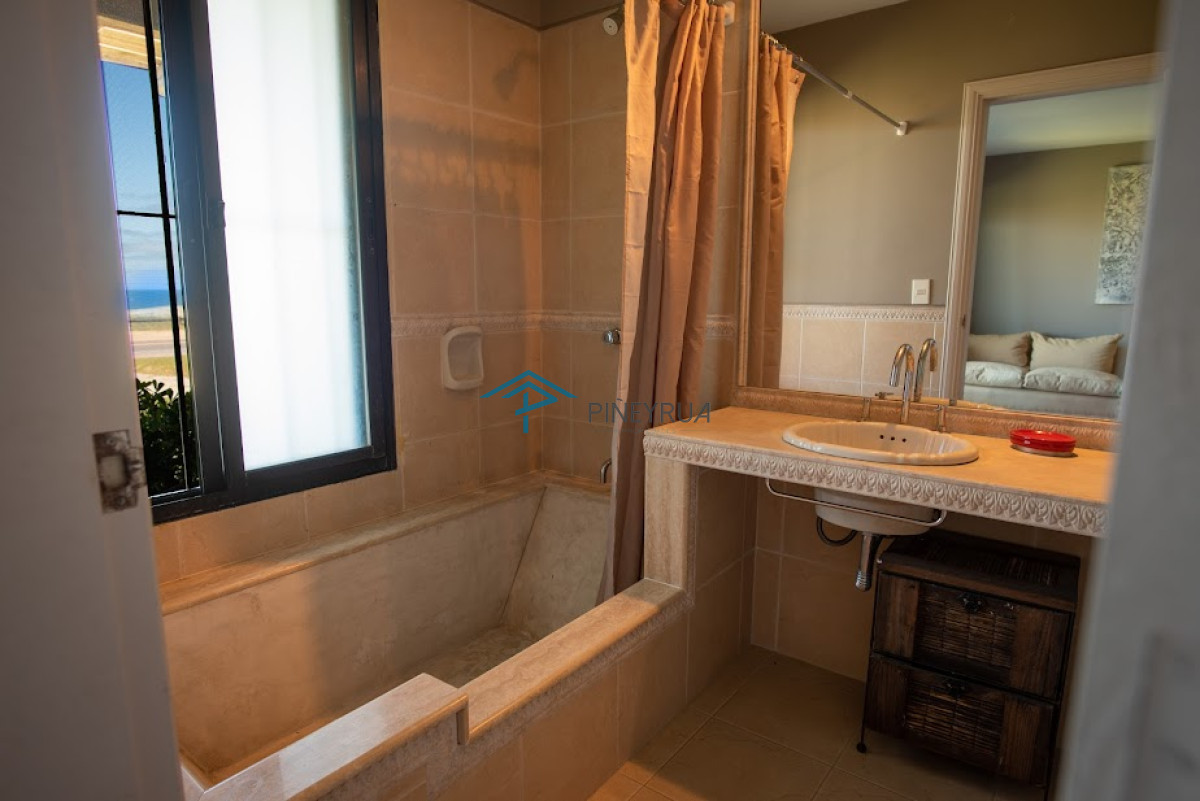 Casa ID.173 - EN VENTA EXCELENTE CASA EN EL CHORRO FRENTE AL MAR 4 DORMITORIOS