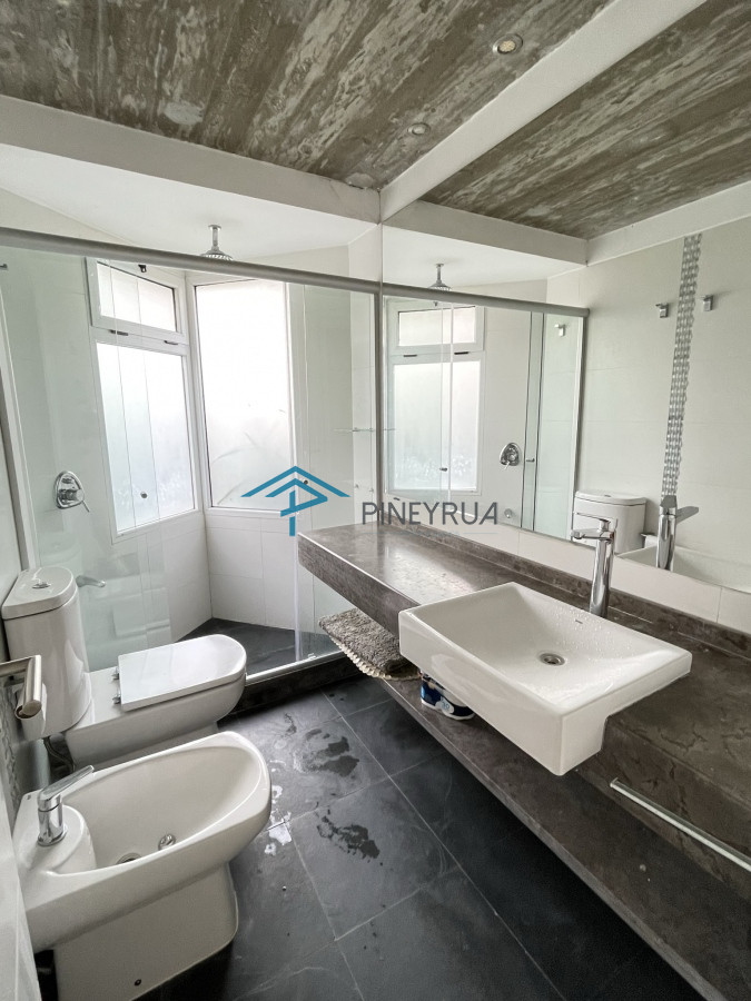 Casa ID.211 - EN VENTA COMODA CASA EN EL CHORRO CON PISCINA 5 DORMITORIOS