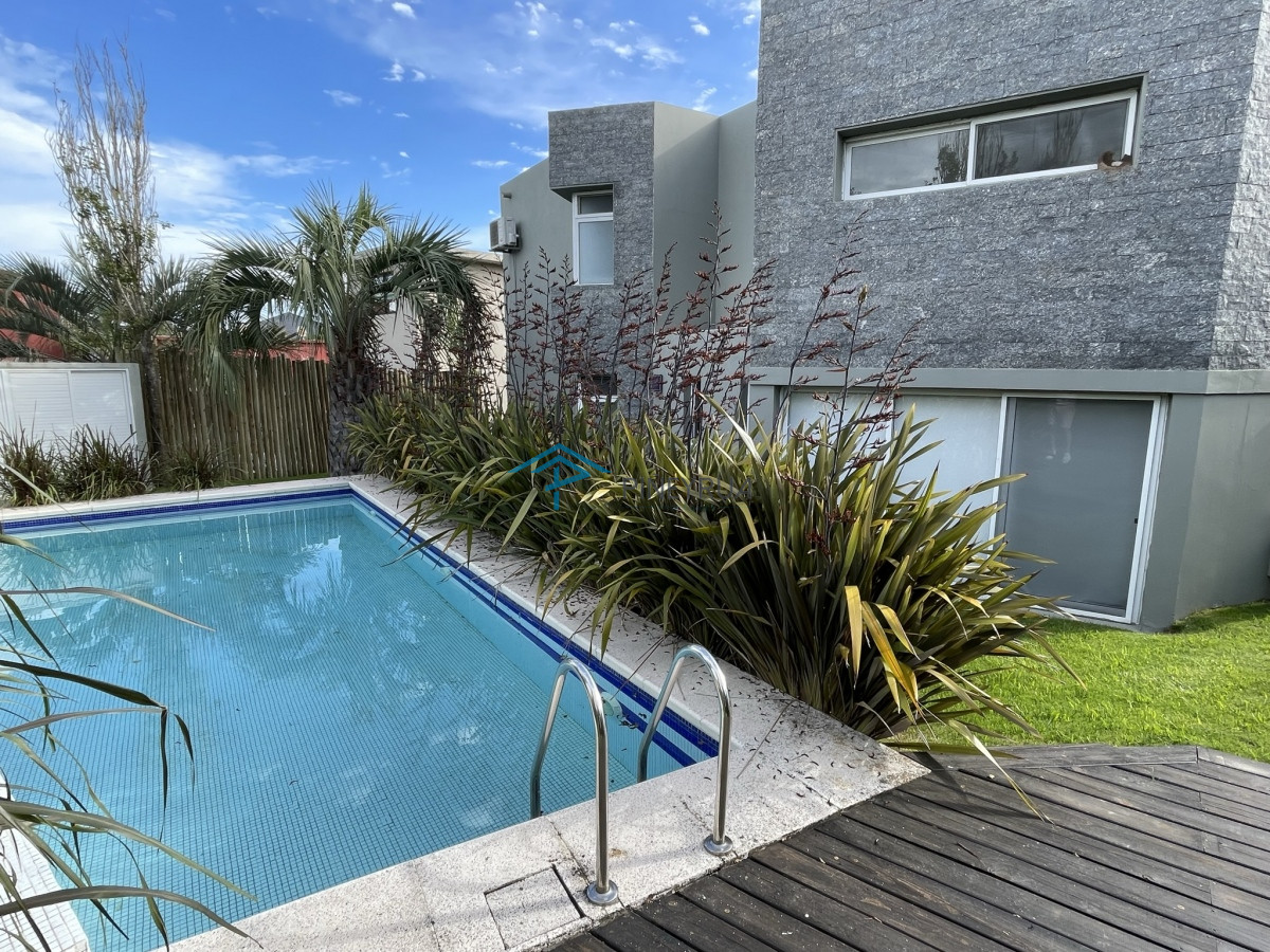 Casa ID.211 - EN VENTA COMODA CASA EN EL CHORRO CON PISCINA 5 DORMITORIOS