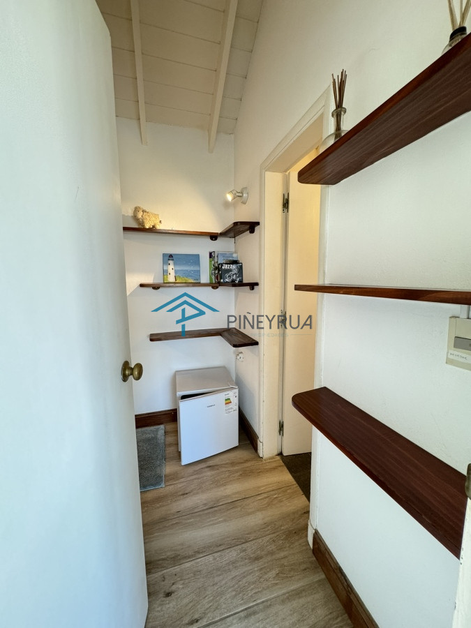 CASA EN VENTA  MONTOYA 4 DORMITORIOS Y SERVICIO
