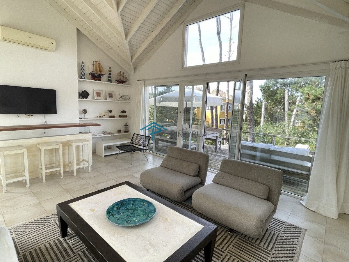 Casa ID.130 - MODERNA PROPIEDAD EN VENTA EN EL CLUB LAGUNA BLANCA 5 DORMITORIOS