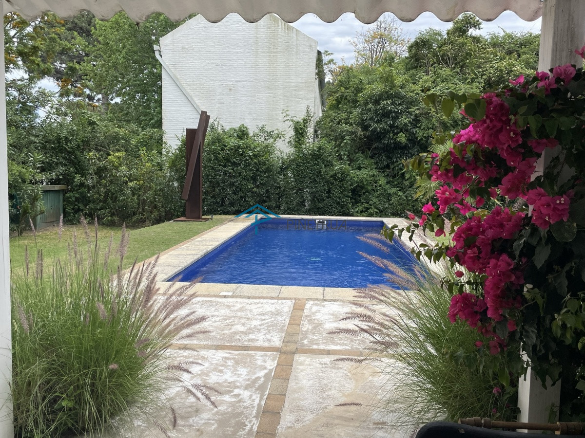 Casa ID.131 - CASA EN VENTA EN ZONA TRANQUILA DE LA BARRA 3 DORMITORIOS Y PILETA