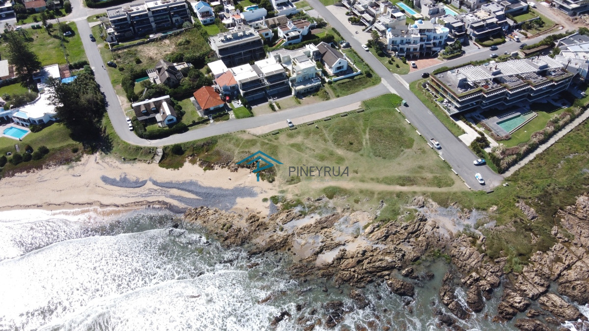 Casa ID.352 - Casa ubicada en La Barra a pasos del mar. 