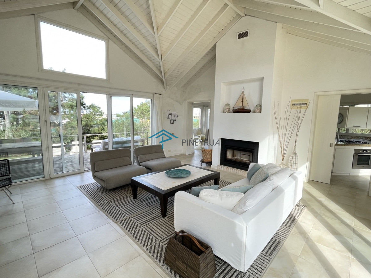 Casa ID.130 - MODERNA PROPIEDAD EN VENTA EN EL CLUB LAGUNA BLANCA 5 DORMITORIOS