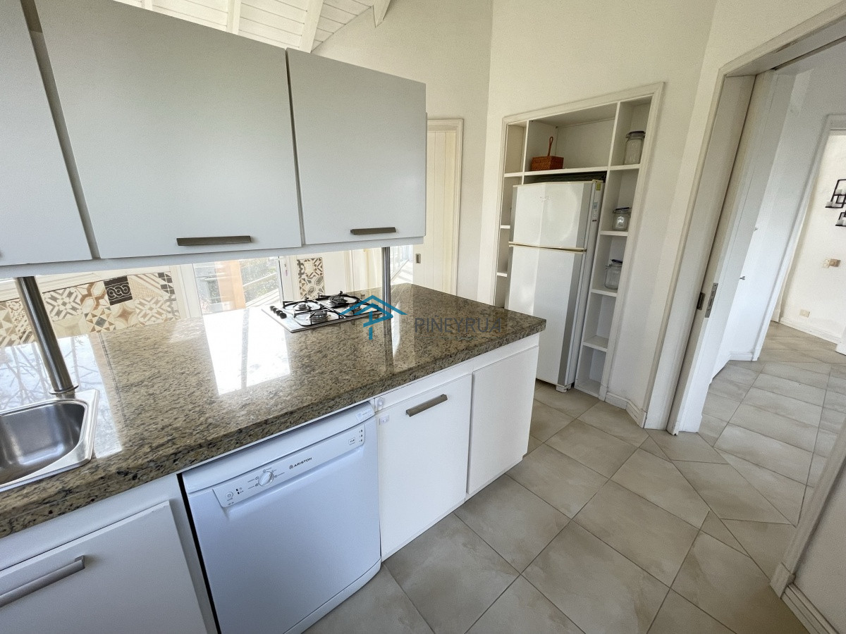 Casa ID.130 - MODERNA PROPIEDAD EN VENTA EN EL CLUB LAGUNA BLANCA 5 DORMITORIOS