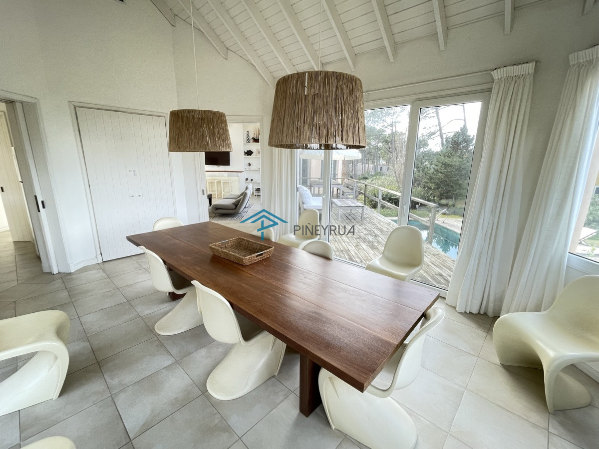 Casa ID.130 - MODERNA PROPIEDAD EN VENTA EN EL CLUB LAGUNA BLANCA 5 DORMITORIOS