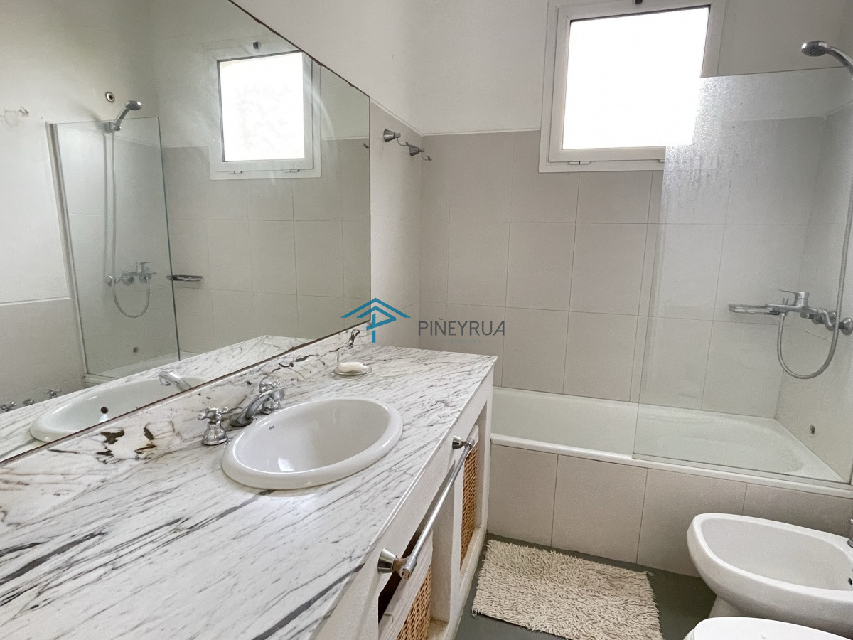 Casa ID.127 - CASA EN VENTA EN EL CLUB LAGUNA BLANCA 3 DORMITORIOS Y SERVICIO