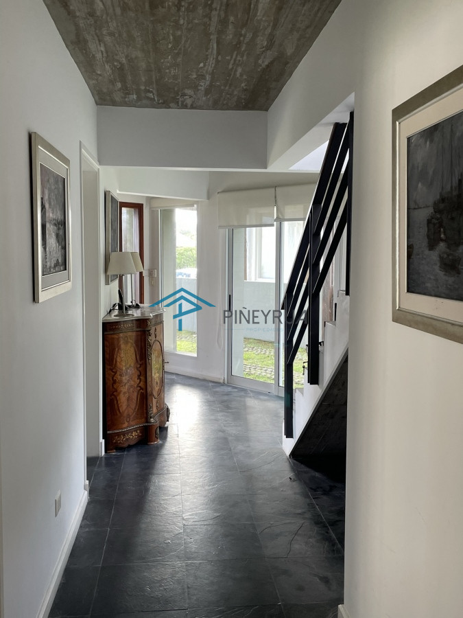 Casa ID.211 - EN VENTA COMODA CASA EN EL CHORRO CON PISCINA 5 DORMITORIOS