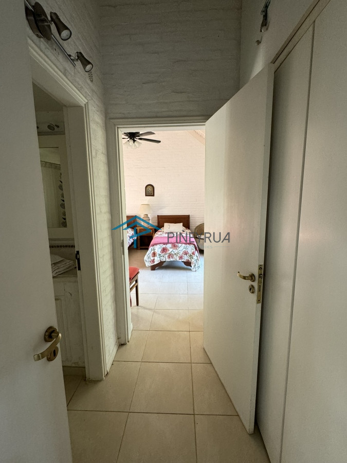 CASA EN VENTA  MONTOYA 4 DORMITORIOS Y SERVICIO