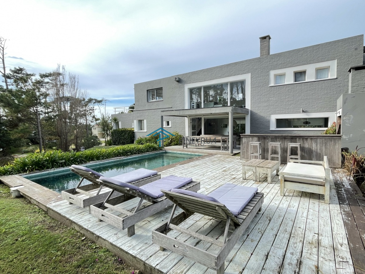 Casa ID.129 - EXCELENTE PROPIEDAD EN VENTA EN LAGUNA BLANCA 5 DORMITORIOS