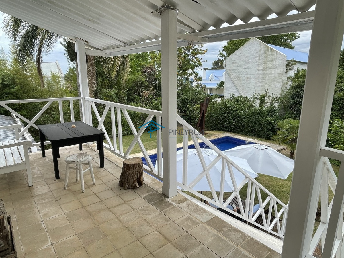 Casa ID.131 - CASA EN VENTA EN ZONA TRANQUILA DE LA BARRA 3 DORMITORIOS Y PILETA