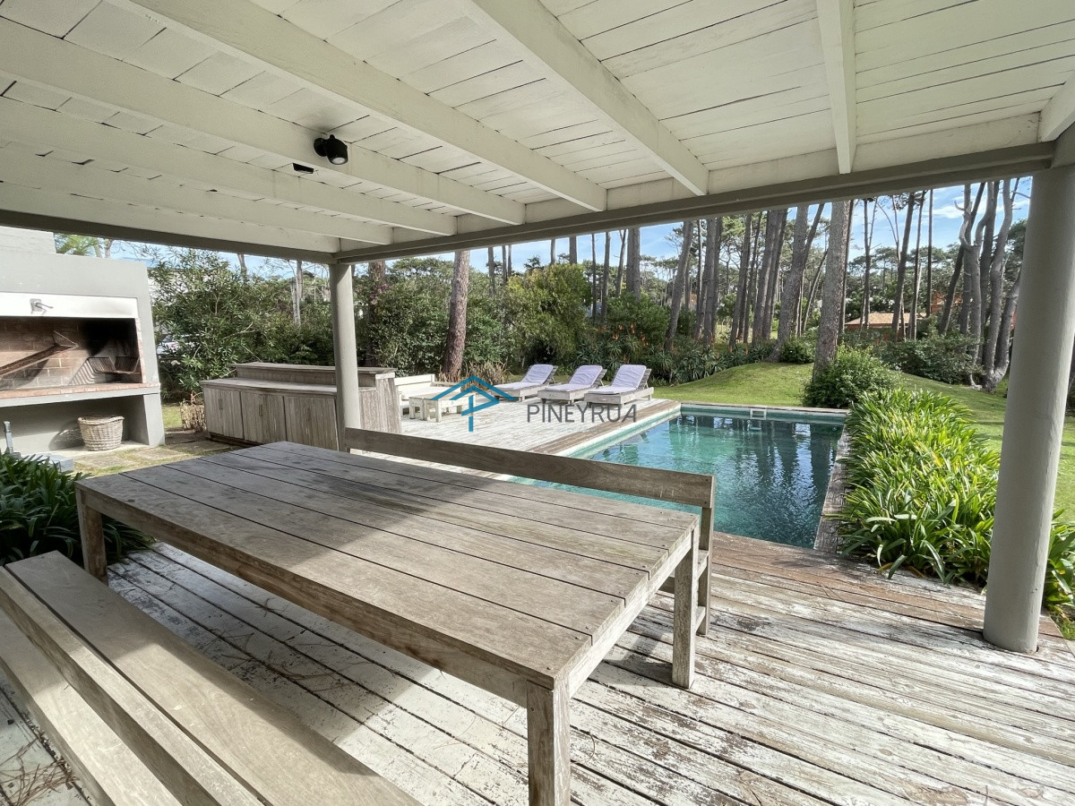 Casa ID.129 - EXCELENTE PROPIEDAD EN VENTA EN LAGUNA BLANCA 5 DORMITORIOS