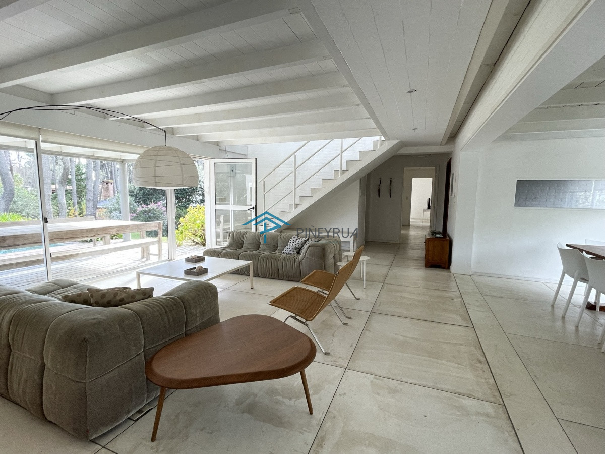 Casa ID.129 - EXCELENTE PROPIEDAD EN VENTA EN LAGUNA BLANCA 5 DORMITORIOS