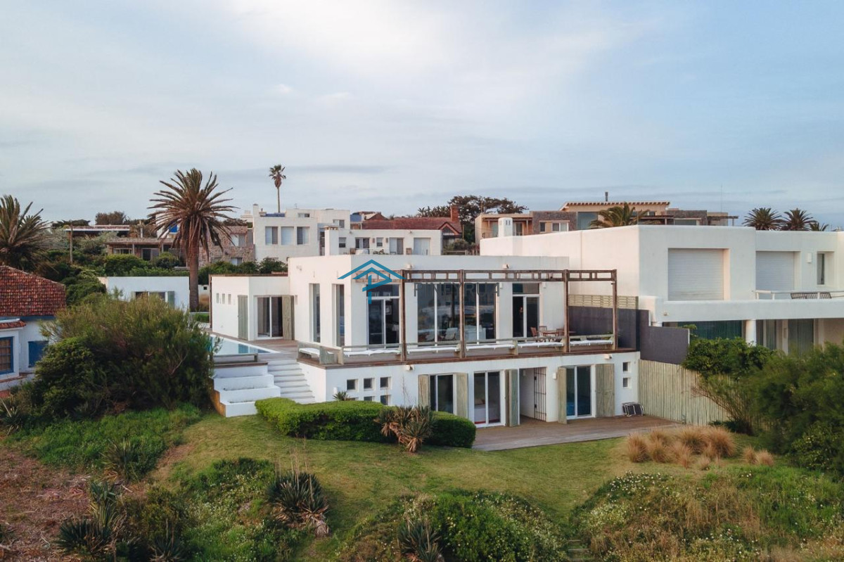 Casa ID.381 - IMPRESIONANTE CASA EN ALQUILER FRENTE AL MAR EN LA BARRA