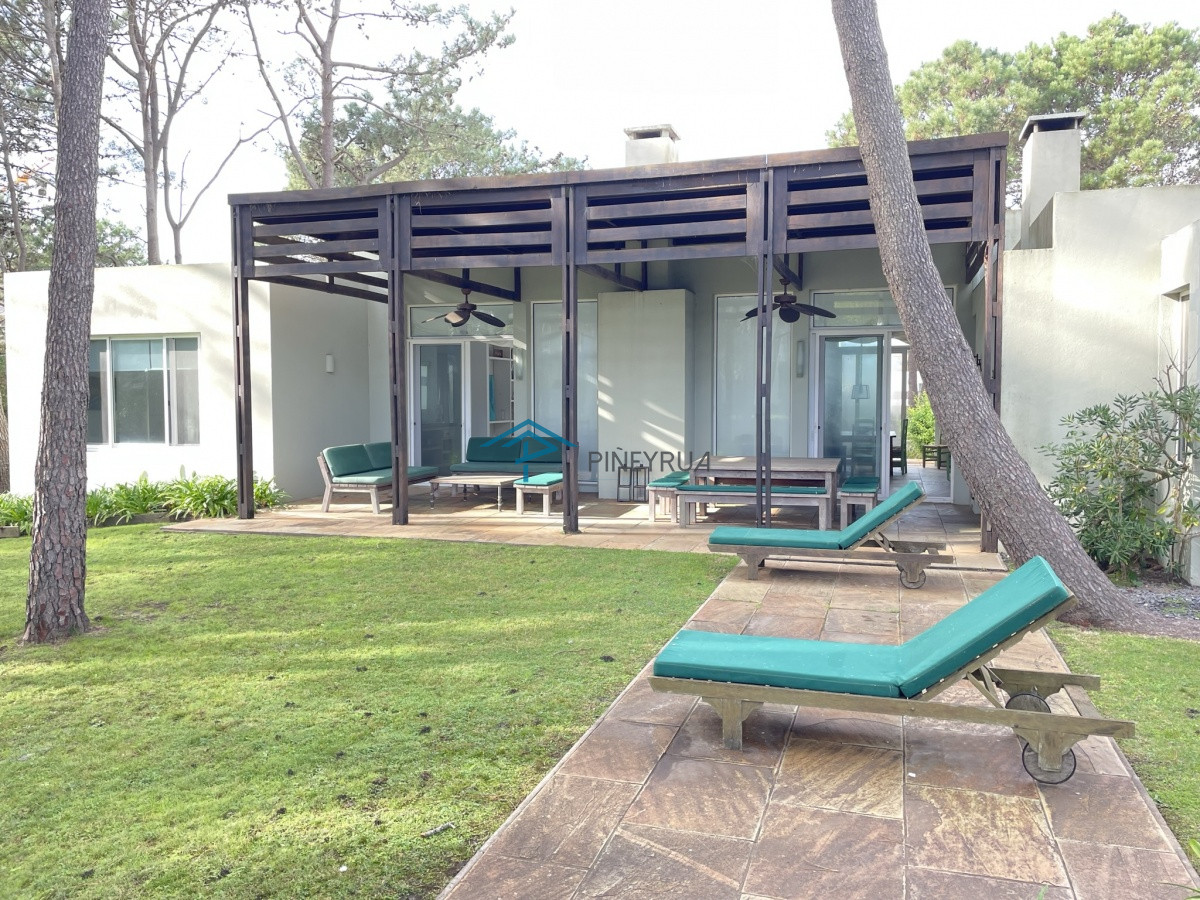 Casa ID.127 - CASA EN VENTA EN EL CLUB LAGUNA BLANCA 3 DORMITORIOS Y SERVICIO