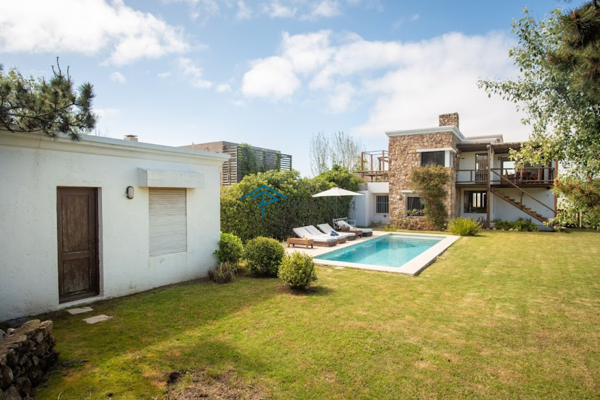 Casa ID.173 - EN VENTA EXCELENTE CASA EN EL CHORRO FRENTE AL MAR 4 DORMITORIOS
